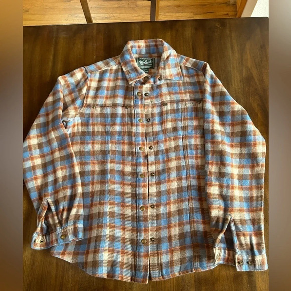 Woolrich women’s button down shirt with metal button snaps. - Picture 1 of 6